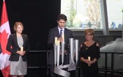 Le Premier ministre du Canada Justin Trudeau inaugure le monument national de l'Holocauste à Ottawa, au Canada, le 28 septembre 2017 (Crédit : Capture d'écran YouTube)