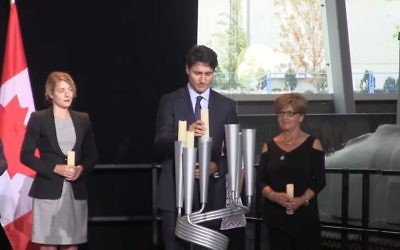 Le Premier ministre du Canada Justin Trudeau inaugure le monument national de l'Holocauste à Ottawa, au Canada, le 28 septembre 2017 (Crédit : Capture d'écran YouTube)