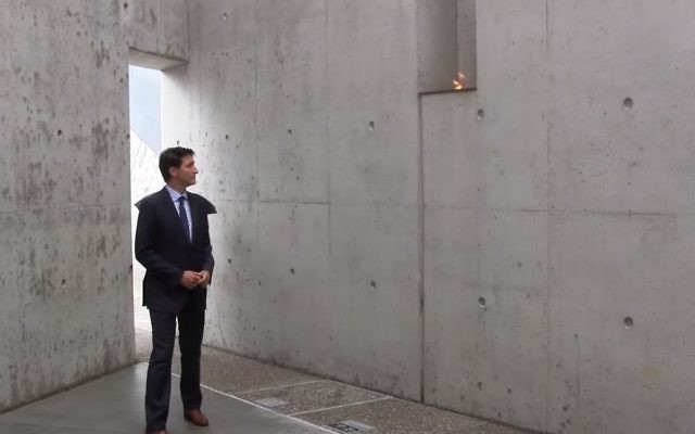 Le Premier ministre du Canada Justin Trudeau inaugure le monument national de l'Holocauste à Ottawa, au Canada, le 28 septembre 2017 (Crédit : Capture d'écran YouTube) Le Premier ministre du Canada Justin Trudeau inaugure le monument national de l'Holocauste à Ottawa, au Canada, le 28 septembre 2017 (Crédit : Capture d'écran YouTube)