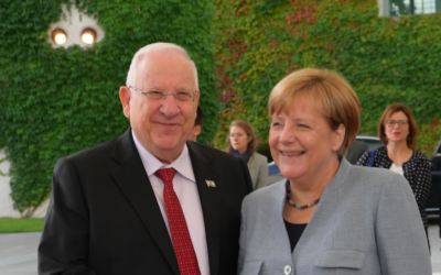 Le président Reuven Rivlin, à gauche, et la chancelière allemande Angela Merkel, à Berlin, le 7 septembre 2017. (Crédit : Amos Ben Gershom/GPO)
