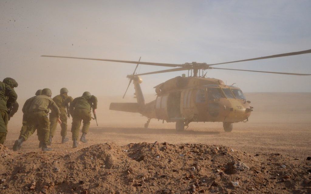 Des soldats courant vers un hélicoptère pendant un exercice de l'armée israélienne simulant une guerre contre le Hezbollah, dans le nord d'Israël, en septembre 2017. (Crédit : armée israélienne) Des soldats courant vers un hélicoptère pendant un exercice de l'armée israélienne simulant une guerre contre le Hezbollah, dans le nord d'Israël, en septembre 2017. (Crédit : armée israélienne)