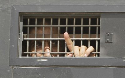 Un prisonnier palestinien. Illustration. (Crédit : Tsafrir Abayov/Flash90)