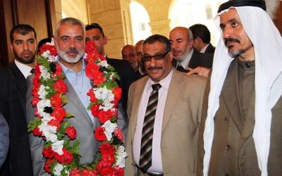 Ismail Haniyeh, alors Premier ministre du Hamas, avec des responsables égyptiens, en février 2012. (Crédit : Ahmed Shaat/Flash90)