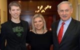 Le Premier ministre israélien Benjamin Netanyahu, son épouse Sara et leur fils  Yair durant une rencontre avec le Premier ministre néerlandais ng Mark Rutte, hors-cadre, à la résidence officielle de Netanyahu à Jérusalem, le 8 décembre 2013 (Crédit : Haim Zach/GPO/Flash90)