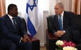 Le Premier ministre Benjamin Netanyahu rencontre le président du Togo Faure Gnassingbé pendant le sommet de la CEDEAO à Monrovia, au Libéria, le 4 juin 2017 (Crédit :Kobi Gideon/GPO/Flash90)