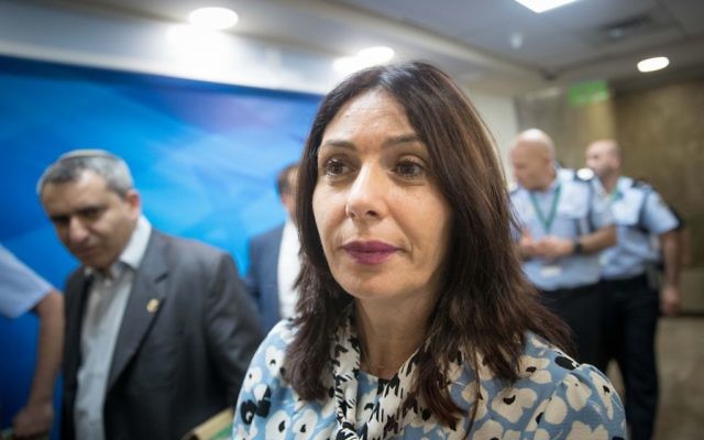 Miri Regev, ministre de la Culture et des Sports, avant la réunion hebdomadaire du cabinet dans les bureaux du Premier ministre, le 18 juin 2017. (Crédit : Yonatan Sindel/Flash90)