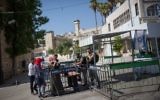 Checkpoint de la police des frontières à l'entrée du Tombeau des Patriarches à Hébron, en Cisjordanie, le 9 juillet 2017. Illustration. (Crédit : Miriam Alster/Flash90)