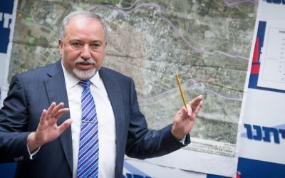 Avigdor Liberman, ministre de la Défense, à la Knesset, le 10 juillet 2017. (Crédit : Yonatan Sindel/Flash90)