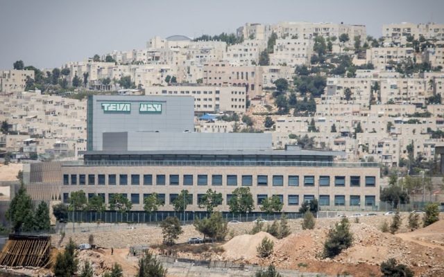 La société pharmaceutique israélienne TEVA Pharmaceutical Industries à Jérusalem le 6 août 2017. (Yonatan Sindel/Flash90) La société pharmaceutique israélienne TEVA Pharmaceutical Industries à Jérusalem le 6 août 2017. (Yonatan Sindel/Flash90)