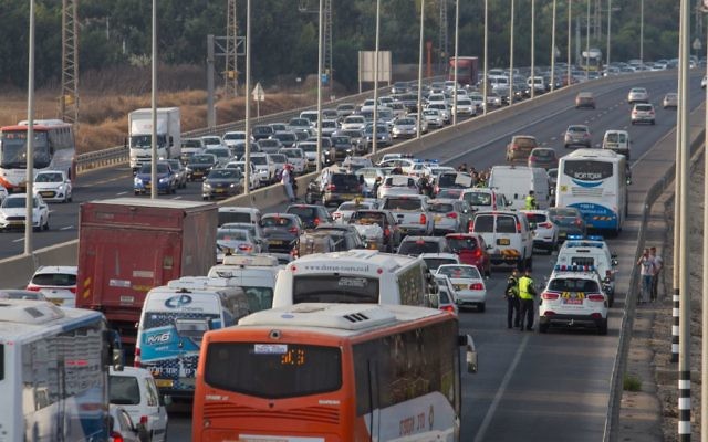 Militants et handicapés lors d'une manifestation, sur une grande route, près de Yekum, le 14 août 2017. Illustration. (Crédit : Flash90) Militants et handicapés lors d'une manifestation, sur une grande route, près de Yekum, le 14 août 2017. Illustration. (Crédit : Flash90)
