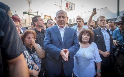 Le Premier ministre  Benjamin Netanyahu rencontre des habitants du sud de Tel Aviv durant une visite du quartier, le 31 août 2017 (Crédit : Miriam Alster/Flash90)