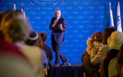 Yair Lapid, président du parti de Yesh Atid, pendant une réunion devant des immigrants anglophones à Jérusalem, le 6 septembre 2017. (Crédit : Yonatan Sindel/Flash90)