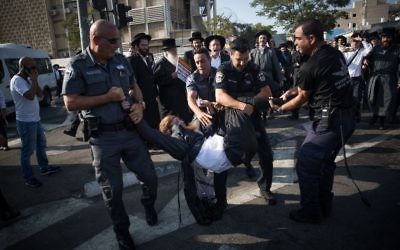Affrontements entre policiers et Juifs ultra-orthodoxes pendant une manifestation contre le service militaire, à Jérusalem, le 17 septembre 2017. (Crédit : Yonatan Sindel/Flash90)
