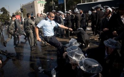 Affrontements entre policiers et Juifs ultra-orthodoxes pendant une manifestation contre le service militaire, à Jérusalem, le 17 septembre 2017. (Crédit : Yonatan Sindel/Flash90)