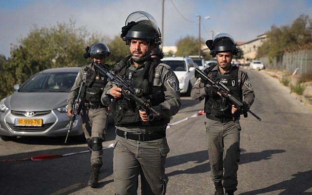 Les forces de sécurité sur les lieux d'une attaque perpétrée dans l'implantation de Har Adar, le 26 septembre 2017 (Crédit : Yonatan Sindel/FLASH90)