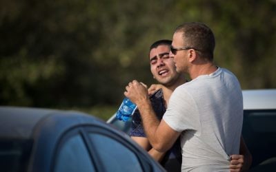 Des habitants de l'implantation de Har Adar, après l'attentat qui a fait trois morts et un blessé grave, près de Jérusalem, le 26 septembre 2017. (Crédit : Hadas Parush/Flash90)