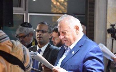 Le président Reuven Rivlin pendant une prière organisée à la synagogue de la résidence officielle du président, à Jérusalem, le 27 septembre 2017. (Crédit : Mark Neyman/GPO)