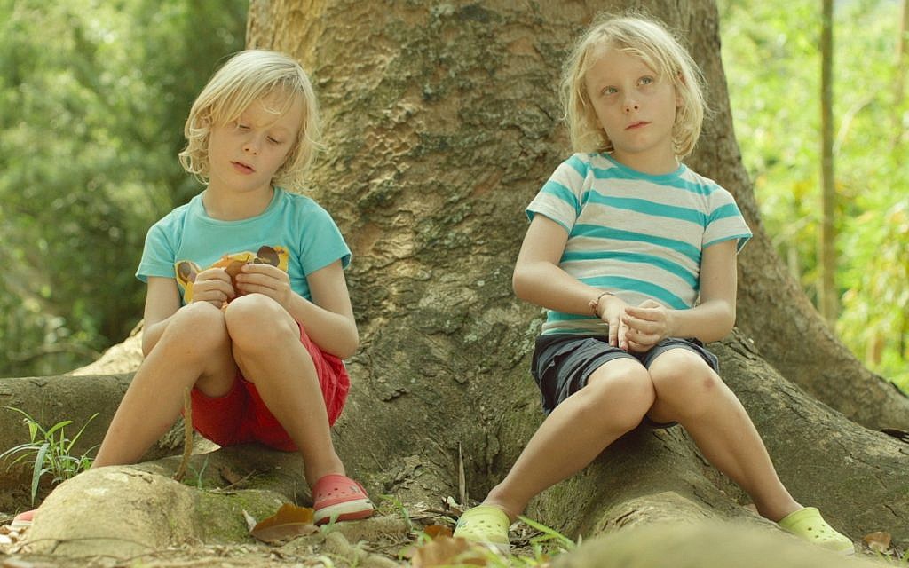 Les fils de Marina Willer, Alfie et Dylan dans 'Red Trees' (Crédit : Cohen Media Group)