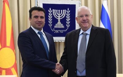 Zoran Zaev, Premier ministre de Macédoine, à gauche, avec le président Reuven Rivlin, à la résidence présidentielle officielle, à Jérusalem, le 3 septembre 2017. (Crédit : Mark Neiman/GPO)