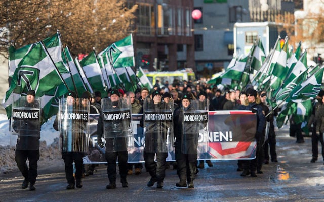 Des sympathisants du Mouvement de résistance nordique participent à  une manifestation anti-immigration dans le centre de  Stockholm, le 12 novembre  2016. (Crédit : Jonathan Nackstrand/AFP/Getty Images)