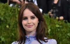 Felicity Jones le 1er mai 2017 à New York City. (Crédit : Photo by Mike Coppola/Getty Images for People.com via JTA)