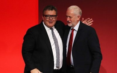 Le vice-président du  Labour, Tom Watson, à gauche, félicité par le chef du parti  Jeremy Corbyn après un discours prononcé devant les délégués dans la salle principale au troisième jour de la conférence annuelle de la formation travailliste à Brighton, au Royaume-Uni, le 26 septembre 2017 (Crédit : Dan Kitwood/Getty Images)
