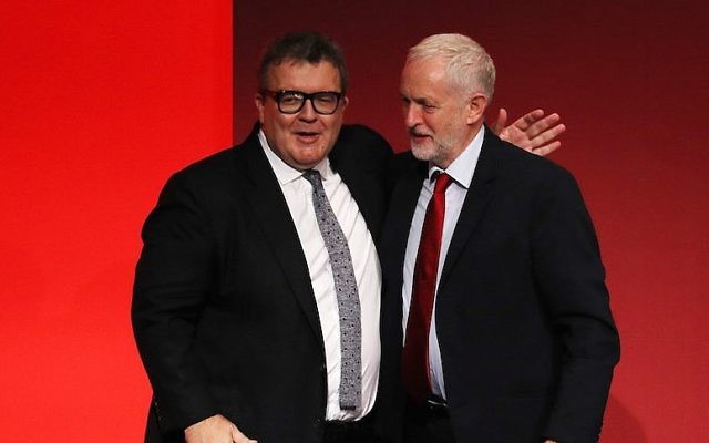 Le vice-président du Labour, Tom Watson, à gauche, félicité par le chef du parti Jeremy Corbyn après un discours prononcé devant les délégués dans la salle principale au troisième jour de la conférence annuelle de la formation travailliste à Brighton, au Royaume-Uni, le 26 septembre 2017 (Crédit : Dan Kitwood/Getty Images) Le vice-président du Labour, Tom Watson, à gauche, félicité par le chef du parti Jeremy Corbyn après un discours prononcé devant les délégués dans la salle principale au troisième jour de la conférence annuelle de la formation travailliste à Brighton, au Royaume-Uni, le 26 septembre 2017 (Crédit : Dan Kitwood/Getty Images)