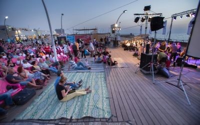 L'orchestre andalou d'Ashdod lors d'un concert organisé sur le port de Tel Aviv entre Rosh Hashanah et Yom Kippour (Autorisation : Orchestre andalou)