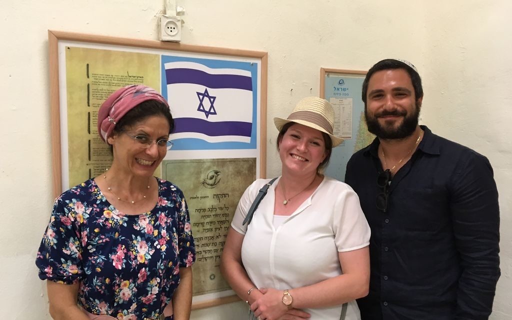 La rabanit Liora Meir et deux de ses anciens élèves, Anne et Emmanuel, à l'école Ami Giyour de Tel Aviv, en août 2017. (Crédit : Eve Boccara)