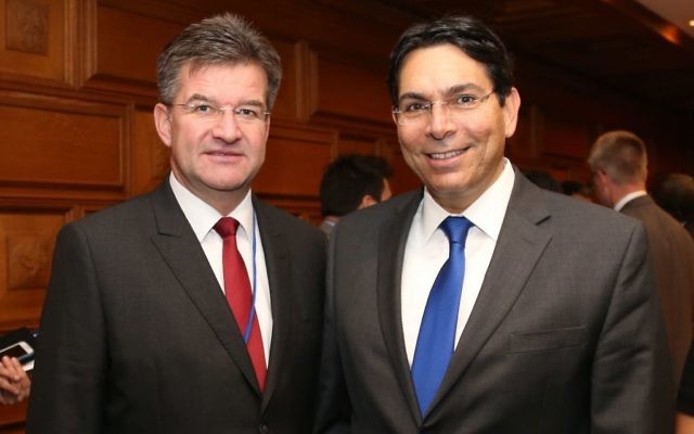 Le président de l'Assemblée générale des Nations unies Miroslav Lajcak, à gauche, avec le vice-président de l'Assemblée générale des Nations unies, Danny Danon, qui est l'ambassadeur d'Israël à l'ONU (Crédit : Ministère des affaires étrangères)