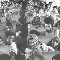 Des Juifs yéménites à bord d'un avion lors de l'opération Tapis volant, en 1949 (Crédit : Wikimedia Commons)