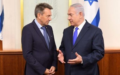 Peter Maurer, le directeur du Comité international de la Croix-Rouge, à gauche, avec le Premier ministre Benjamin Netanyahu, à Jérusalem, le 6 septembre 2017. (Crédit : Kobi Gideon/GPO)