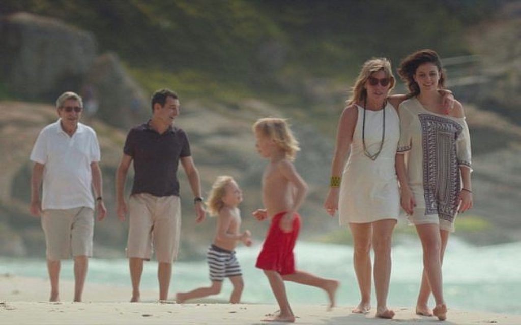 Alfred Willer (à gauche) et sa famille dans 'Red Trees' (Crédit : Cohen Media Group)