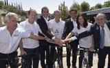 Les organisateurs du Giro d’Italie, notamment, depuis la gauche, l'amoureux du cyclisme et ambassadeur non-officiel du Giro Sylvan Adams, le maire de Jérusalem Nir Barkat, les légendes du vélo Alberto Contador et Ivan Basso, le ministre du Tourisme Yariv Levin, la ministre de la Culture Miri Regev et le manager du Giro d’Italie Mauro Vegni (Autorisation : Grand départ)