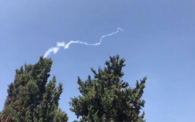La fumée du drone en provenance de Syrie, touché par un missile israélien, qui tentait d'entrer dans l'espace aérien israélien,au dessus de la frontière israélo-syrienne, le 19 août 2017. (Crédit : capture d'écran YouTube)