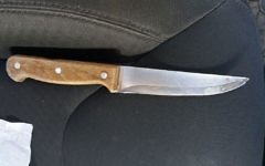 Un couteau retrouvé sur un adolescent palestinien par la police des frontières à un checkpoint de Hébron, en Cisjordanie, le 12 septembre 2017. (Crédit : police israélienne)