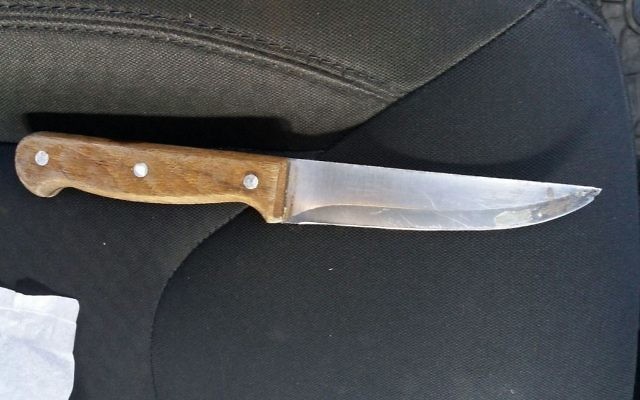 Un couteau retrouvé sur un adolescent palestinien par la police des frontières à un checkpoint de Hébron, en Cisjordanie, le 12 septembre 2017. (Crédit : police israélienne) Un couteau retrouvé sur un adolescent palestinien par la police des frontières à un checkpoint de Hébron, en Cisjordanie, le 12 septembre 2017. (Crédit : police israélienne)