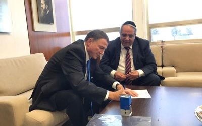 Yigal Guetta, à droite, député de Shas, soumet sa lettre de démission au président de la Knesset, Yuli Edelstein, le 17 septembre 2017. (Crédit : présidence de la Knesset)