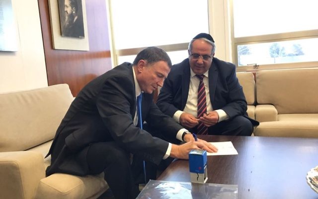 Yigal Guetta, à droite, député de Shas, soumet sa lettre de démission au président de la Knesset, Yuli Edelstein, le 17 septembre 2017. (Crédit : présidence de la Knesset)