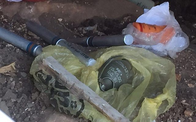 Une grenade à main, une grenade incapacitante et trois armes anti-char légères de type M72 découverts par des ouvriers de construction durant les travaux de rénovation d'un immeuble à Afula, le 18 septembre 2017 (Crédit : Police israélienne) Une grenade à main, une grenade incapacitante et trois armes anti-char légères de type M72 découverts par des ouvriers de construction durant les travaux de rénovation d'un immeuble à Afula, le 18 septembre 2017 (Crédit : Police israélienne)