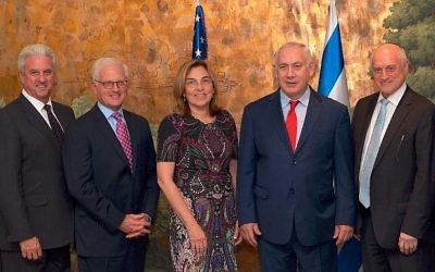 Le Premier ministre Benjamin Netanyahu, au centre, avec des responsables de la communauté juive américaine à  New York, le 17 septembre 2017. (Crédit : Avi Ohayun/GPO)