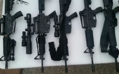 Armes illégales saisies par l'armée israélienne à Naplouse, en Cisjordanie, le 20 septembre 2017. (Crédit : armée israélienne)