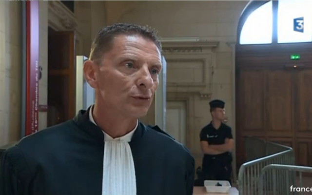 L'avocat de Fatima El Khayari compte expliquer à la cour que sa cliente a envoyé de l'argent à son frère en Syrie, comme une sœur à ses frères, et non pour financer le terrorisme (Crédit: capture d'écran France 3) L'avocat de Fatima El Khayari compte expliquer à la cour que sa cliente a envoyé de l'argent à son frère en Syrie, comme une sœur à ses frères, et non pour financer le terrorisme (Crédit: capture d'écran France 3)