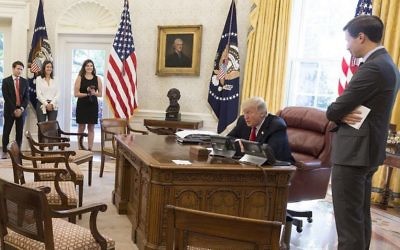 Le président américain  Donald Trump lors d'une conférence téléphonique avec les dirigeants juifs à l'approche de Rosh Hashana, le 15 septembre 2017. (Crédit : Maison Blanche)
