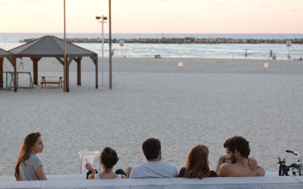 Les Israéliens profitent de la plage de Tel Aviv pendant Yom Kippour, le 4 septembre 2014 (Crédit : Danielle Shitrit / Flash 90 / via JTA)