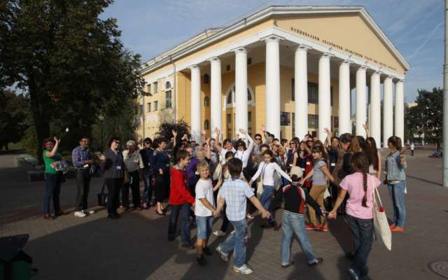 Les participants à la conférence d'apprentissage juif Limmud FSU en Biélorussie posent pour une photo de groupe devant le Musée national des beaux-arts de Vitebsk, le 9 septembre 2014 (Crédit : Yossi Aloni / via JTA)