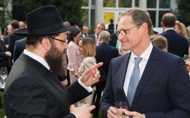 Michael Müller, à droite, le maire de Berlin, avec le rabbin Yehuda Teichtal à Berlin, le 19 juillet 2017. (Crédit : Matthias Nareyek/Pool/Getty Images via JTA)