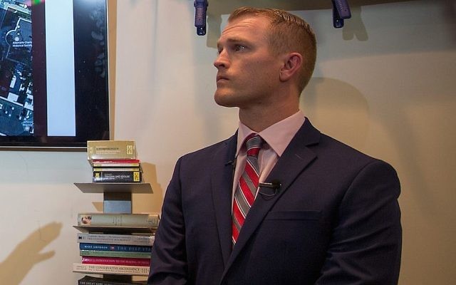 Nathan Damigo, fondateur du groupe nationaliste blanc Identity Evropa s'adresse aux médias à Alexandrie, en Virginie, le 14 août 2017 (Crédit : , Tasos Katopodis/Getty Images via JTA)