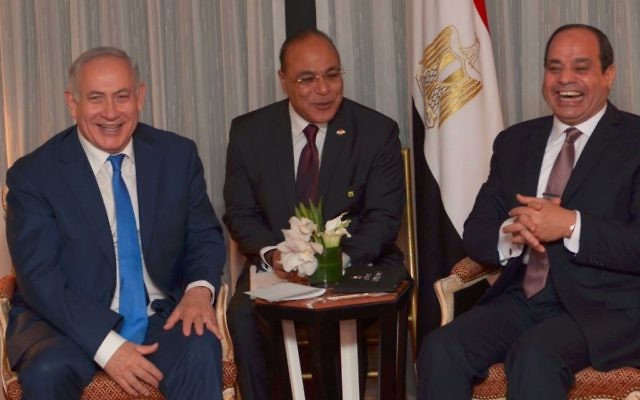 Le Premier ministre Benjamin Netanyahu, à gauche, avec le président égyptien Abdel Fattah el-Sissi, à droite, à New York, le 18 septembre 2017. (Crédit : Avi Ohayun/GPO)