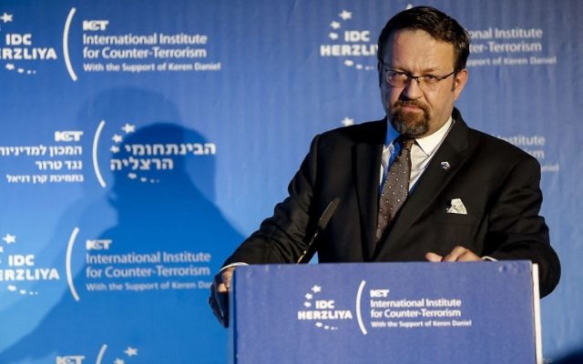 L'ancien conseiller du président américain Donald Trump, Sebastian Gorka prononce le discours d'ouverture de la conférence de ’Institut international pour la Recherche sur le Terrorisme,
à Herzliya le 11 septembre 2017. (Crédit : Institut international pour la Recherche sur le Terrorisme ) L'ancien conseiller du président américain Donald Trump, Sebastian Gorka prononce le discours d'ouverture de la conférence de ’Institut international pour la Recherche sur le Terrorisme,
à Herzliya le 11 septembre 2017. (Crédit : Institut international pour la Recherche sur le Terrorisme )